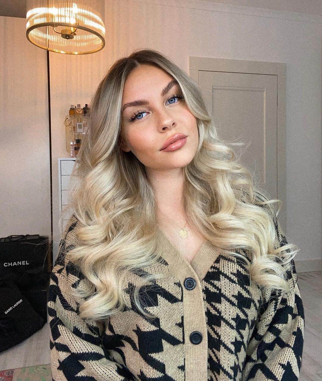 Dagi Beeのインスタグラム：「good hair day ☁️ Video zu diesen Haaren ist jetzt online auf meinem YouTube Channel - link in bio 🥰」