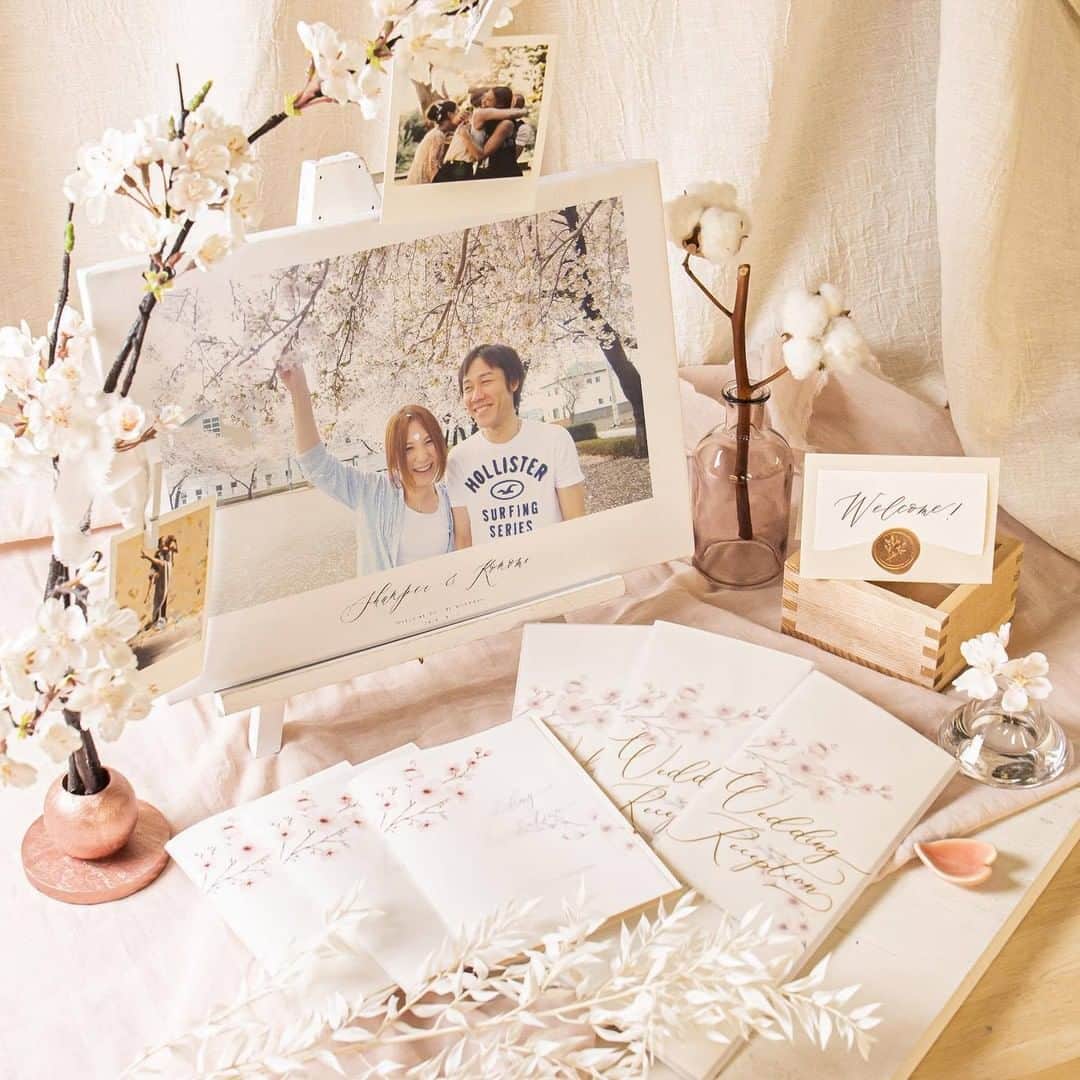 プレ花嫁♡結婚式招待状・席次表専門サイト『ファヴォリ』公式さんのインスタグラム写真 - (プレ花嫁♡結婚式招待状・席次表専門サイト『ファヴォリ』公式Instagram)「✨🖼ウェルカムボードランキング🖼✨ 本日は『ウェルカムボード』の映えある ✨🥇第1️⃣位🥇✨  11/22-29に開催したイイフウフキャンペーンで たくさんのフォロワーさまから 検討中のお好きなデザインを教えていただきました🙇‍♀️🙇🏻‍♂️ 貴重なリクエストを多くいただいた ウェルカムボードは…  Studio1 Y 🔱 おふたりの写真がキャンバスに 美しく刻まれる感動を✨  まるで光沢紙に印刷されているような ハイクオリティーの仕上がり💠  1枚写真入りのウェルカムボードです📸✨  #favori_wedding #favoricloud #ファヴォリクラウド #アクリルウェルカムボード #ウェルカムスペース #ウェルカムスペースアイテム #ブライダルペーパーアイテム #受付スペース #結婚式diy #ブライダルペーパーアイテム #ウェディング準備 #2020秋婚 #2020冬婚 #2021春婚 #2021夏婚 #2021秋婚 #2021冬婚 #結婚式延期 #結婚式決行 #プレ花嫁 #marry花嫁 #tg花嫁 #卒花嫁 #大阪花嫁 #関西花嫁 #日本のプレ花嫁さんと繋がりたい」1月13日 21時00分 - favori_wedding