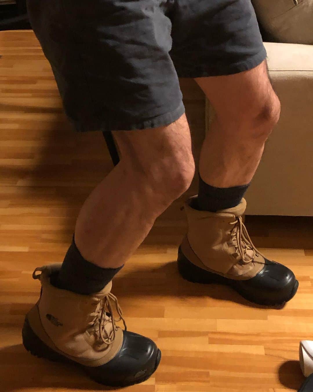 Shinsuke Inoueのインスタグラム：「Deadly Tabata Workout + shadow kickboxing with my new snow boots🤣  #HIIT #tabataworkout #tabatatraining #kickboxing」