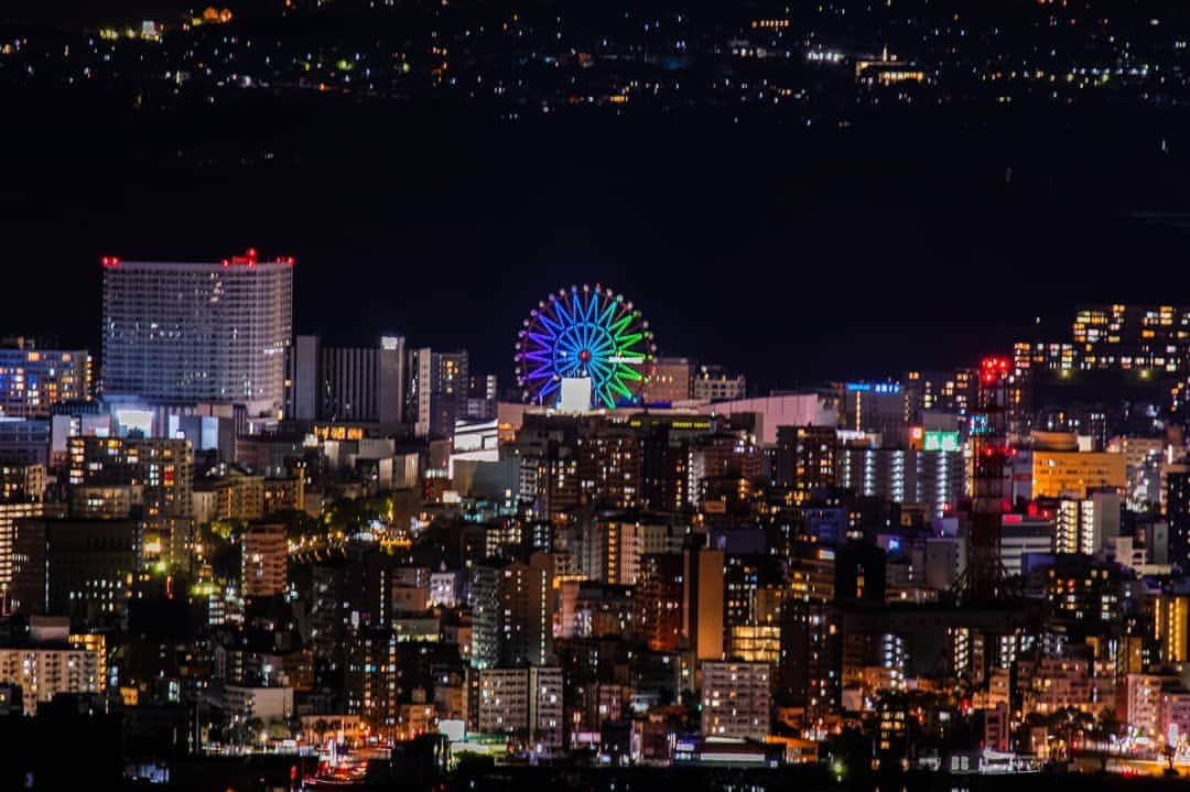 鹿児島よかもん再発見さんのインスタグラム写真 - (鹿児島よかもん再発見Instagram)「桜島の湯之平展望所からの夜景🌃✨  ズームレンズでの拡大撮影。すると田上の上野城の見事な姿🏯  全体的に綺麗な鹿児島市街地の夜景が見れる場所ですが、ズームレンズの楽しさを感じられる場所でもあります。  #鹿児島 #鹿児島観光 #鹿児島夜景 #鹿児島の夜景 #鹿児島の風景 #鹿児島市 #鹿児島市街地 #夜景 #城 #上野城 #湯之平展望所 #japan #kagoshima」1月13日 21時03分 - kagoshimayokamon