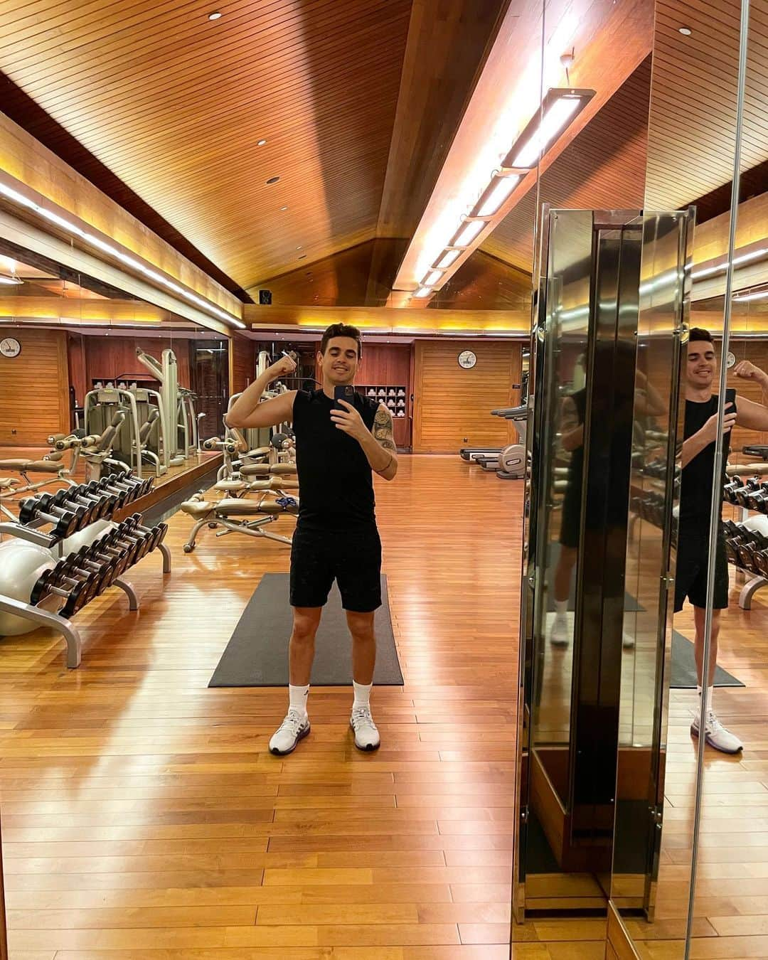 オスカルさんのインスタグラム写真 - (オスカルInstagram)「Gym 💪🏼🏋🏻 #O8 #gym」1月13日 21時03分 - oscar_emboaba