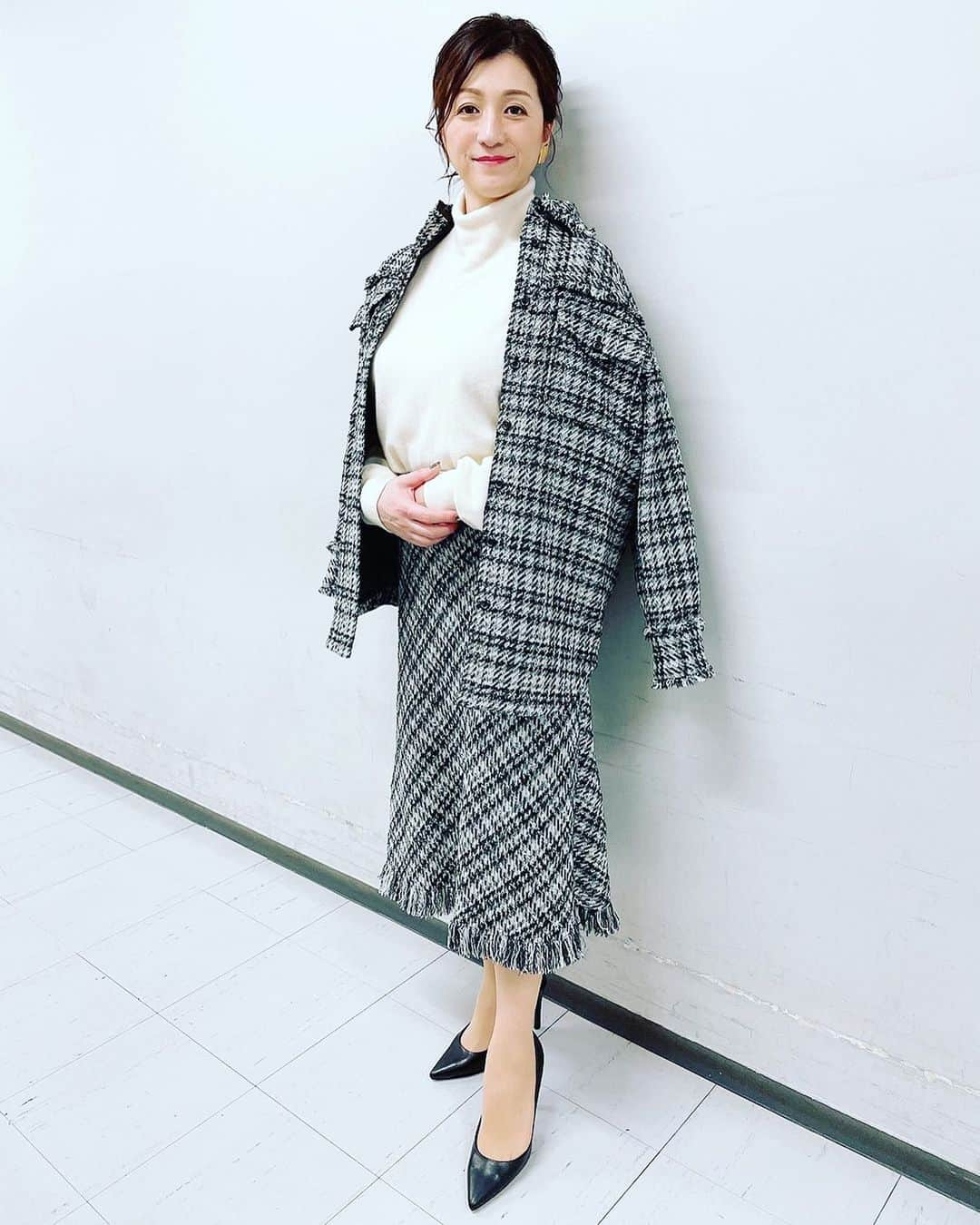 野々村友紀子さんのインスタグラム写真 - (野々村友紀子Instagram)「今日の深夜です❗️  『TOKYO SPEAKEASY』 (毎週月～木25:00～26:00 TOKYO FM・全国JFN34局ネット)  Aマッソ加納愛子ちゃんとラジオ生放送でおしゃべりさせていただきます😊  なにしゃべろかなー✨ 二人とも関西弁バリバリやからなー 楽しみやなー  よかったらぜひ聴いてくださいね！  写真は、以前載せそびれたもので、【テッパンいただきます】で着たセットアップ。落ち着いたチェックで、上下それぞれ活躍しそうな大人カジュアル！ @loungedress  のものです！」1月13日 21時04分 - nonomura_yukiko