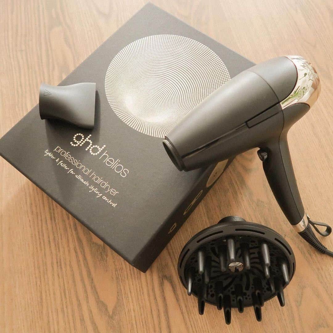 ghd hairさんのインスタグラム写真 - (ghd hairInstagram)「Healthy hair starts with your hairdryer ✌️✨ Did you know, leaving your hair to air-dry can cause damage over time. 🤯 Use the ghd helios hairdryer and start on a lower heat setting, slowly increase the heat as hair becomes drier whilst you go. 🙌🤍  @caseofthecurls   #ghd #ghdhelios #hairhacks #hairgoals #ghddryjanuary #ghddryjan #blowdryhacks」1月13日 21時04分 - ghdhair