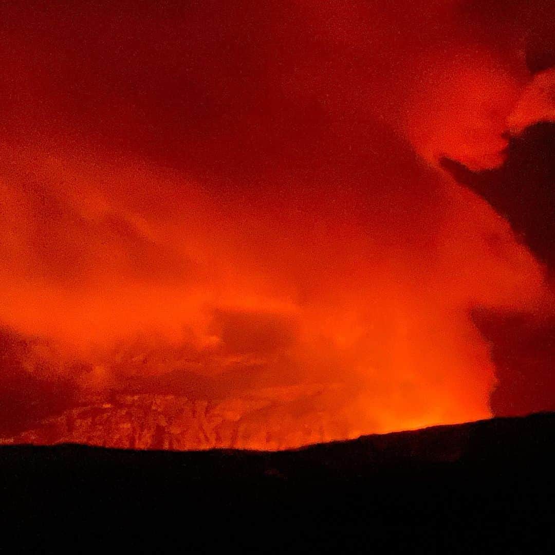 高橋歩のインスタグラム：「. . Today’s Volcano！ . 先月20日に噴火した、 ハワイ島キラウエア火山の火口へ！ . 今回の人生初。 リアル、マグマ。 . オレと、さやかと、空と。 なんか、神秘的！感動！みたいな感じよりも、 ぶっちゃけ、怖かったよ。 . 実際に、自分の目の前に現れた風景が、 大きさも、深さも、時間の尺も、 一瞬で、オレの脳みそのキャパを超えちゃって、 久しぶりに、カチって、フリーズしちゃった。 . なんか、透明感のある、 気持ちいいフリーズだったなぁ。 . マジ、地球LOVE。 . ねぇ、ねぇ、 そろそろ、ハワイ島、来ちゃえば？」