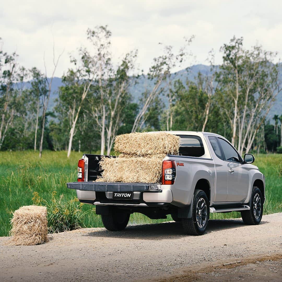 Mitsubishi Motors Thailandのインスタグラム：「Mitsubishi Triton กระบะสายลุย ขวัญใจคนใช้งานทุกอาชีพ ท้ายกว้าง บรรทุกของได้เยอะ พร้อมช่วงล่างแกร่ง ลุยได้ทุกงาน   #MitsubishiMotorsThailand #MitsubishiMotors #NewTriton #แกร่งลุยทุกอุปสรรค」