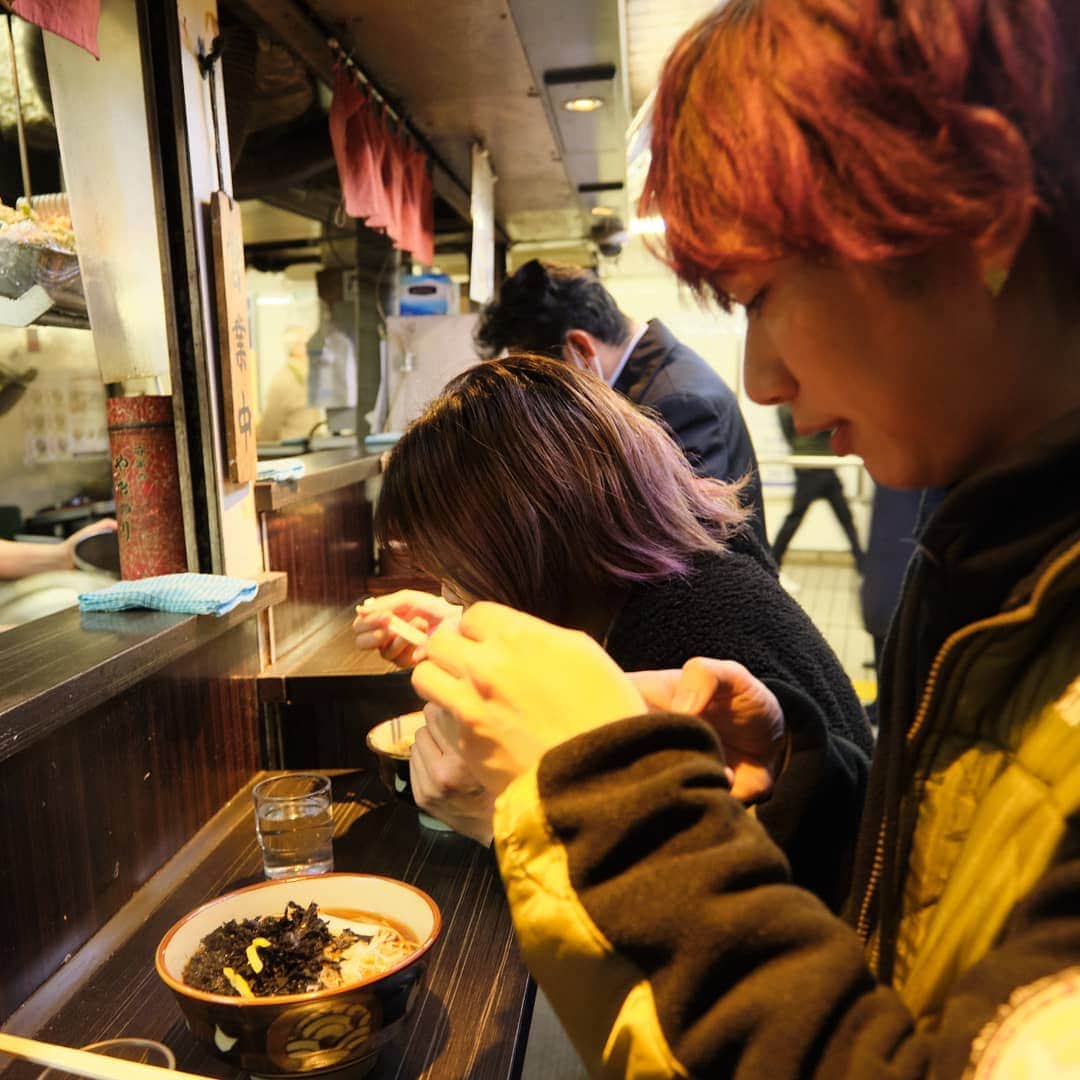 涼平さんのインスタグラム写真 - (涼平Instagram)「立ち食い蕎麦を撮る僕🍜  撮影中寄ったんだけど、美味しかった😌  #浅草地下街  #立ち食いそば  #確か岩のり蕎麦」1月13日 21時09分 - mm_peko