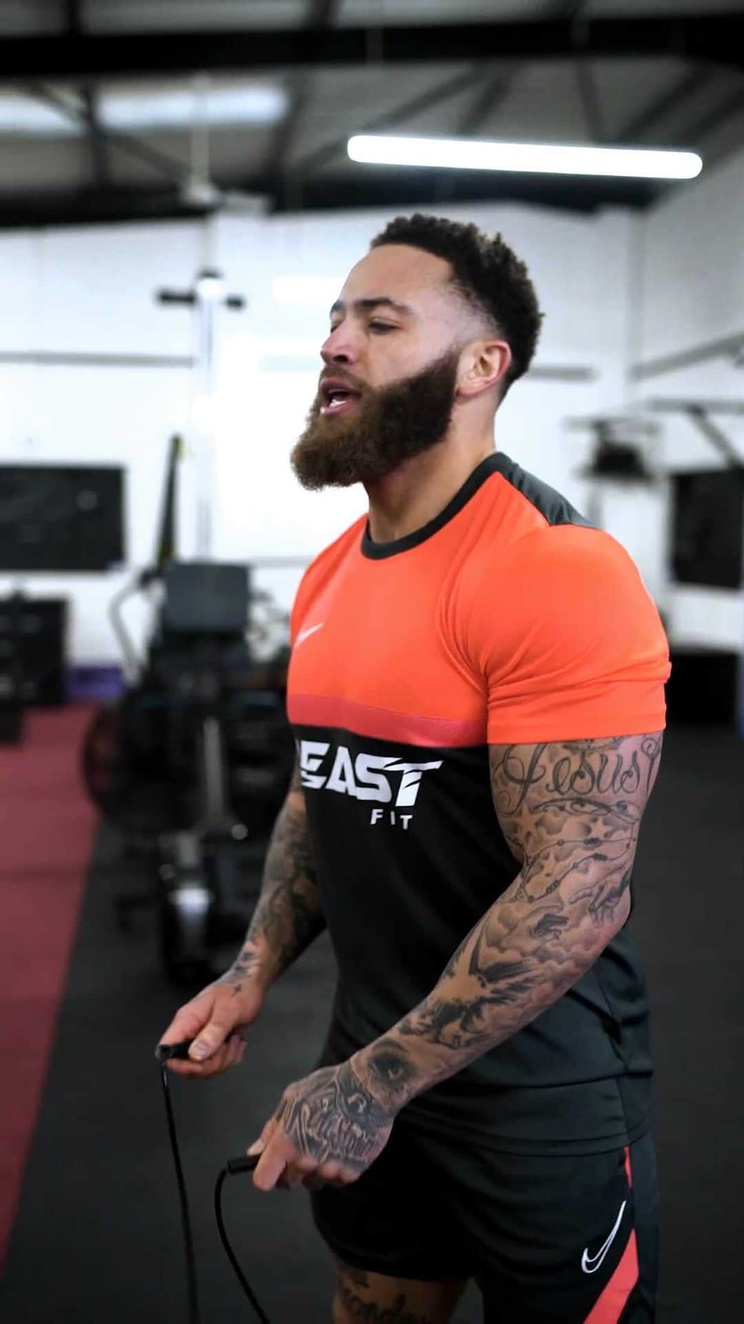 のインスタグラム：「Don’t let setbacks negotiate your forthcomings. YOU set the pace for your 2021! 💯 @_beastfit (Link In Bio)」