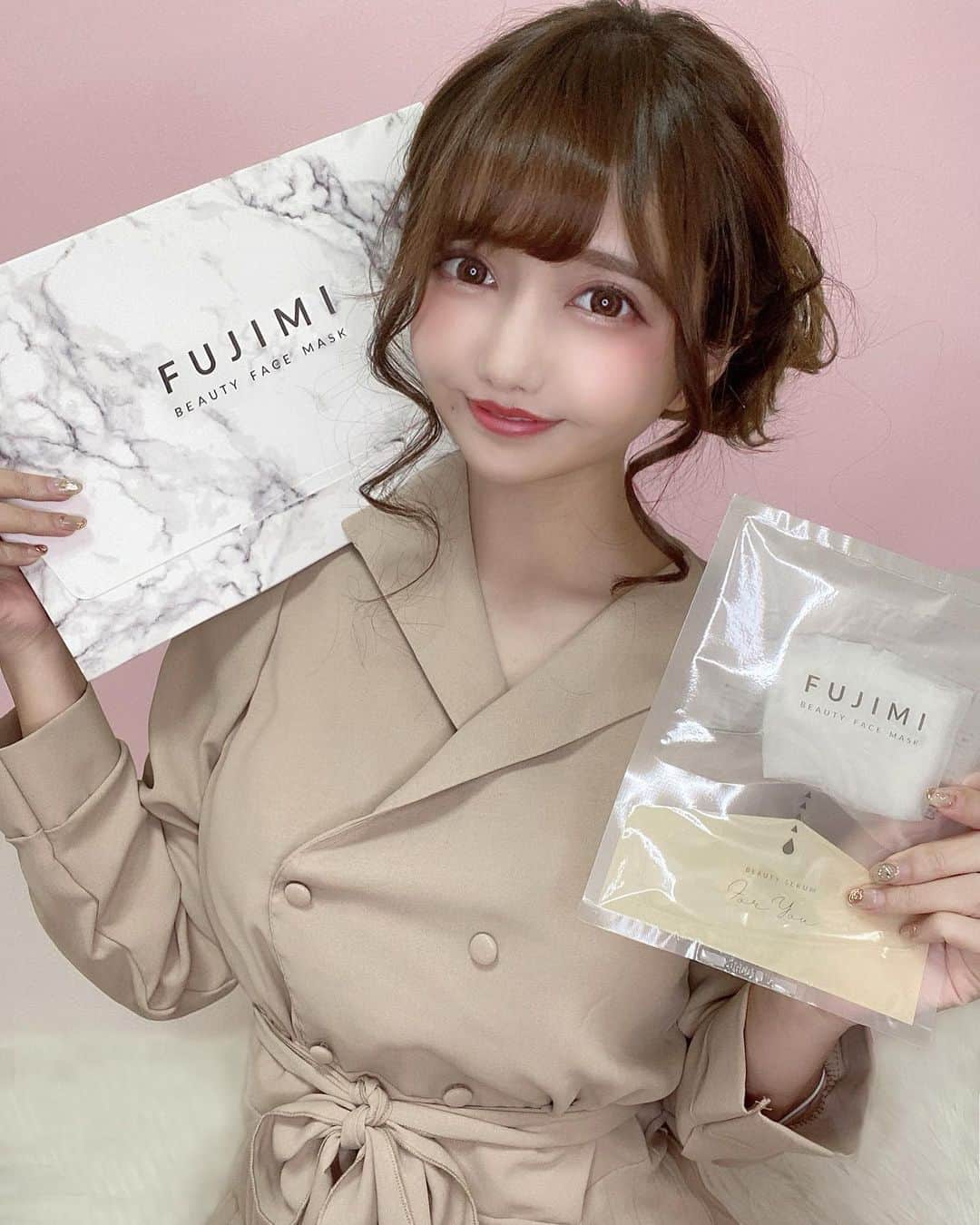 遠藤 玲奈 /endo renaのインスタグラム：「🐻‍❄️❄️ 前サプリを紹介したんだけど、 今回はFUJIMIパーソナライズマスク☺︎ @fujimi_official  2層式になってて、 下の部分をぎゅって押すと 下部に入っている美容液が上部のパックに浸透するから 新鮮な美容液をお肌に浸透させることができる優れもの🐻‍❄️🤍  肌診断して自分にあった成分で 送られてくるって思うとワクワクする👨‍💻💭✨ 香りは3種類から選べたよ❄️ . ♡onepiece：@maison_de_lyla 襟付きダブルボタンプリーツワンピース ➡︎可愛いお洋服がいっぱい🏳️‍⚧️ 特にワンピースの形が可愛すぎて…🐻‍❄️💭 . #FUJIMI#pr#パーソナライズマスク#美容#美肌#masuku#美容マスク #ワンピース#冬コーデ #maisondelyla #メゾンドライラ #襟付きワンピース」