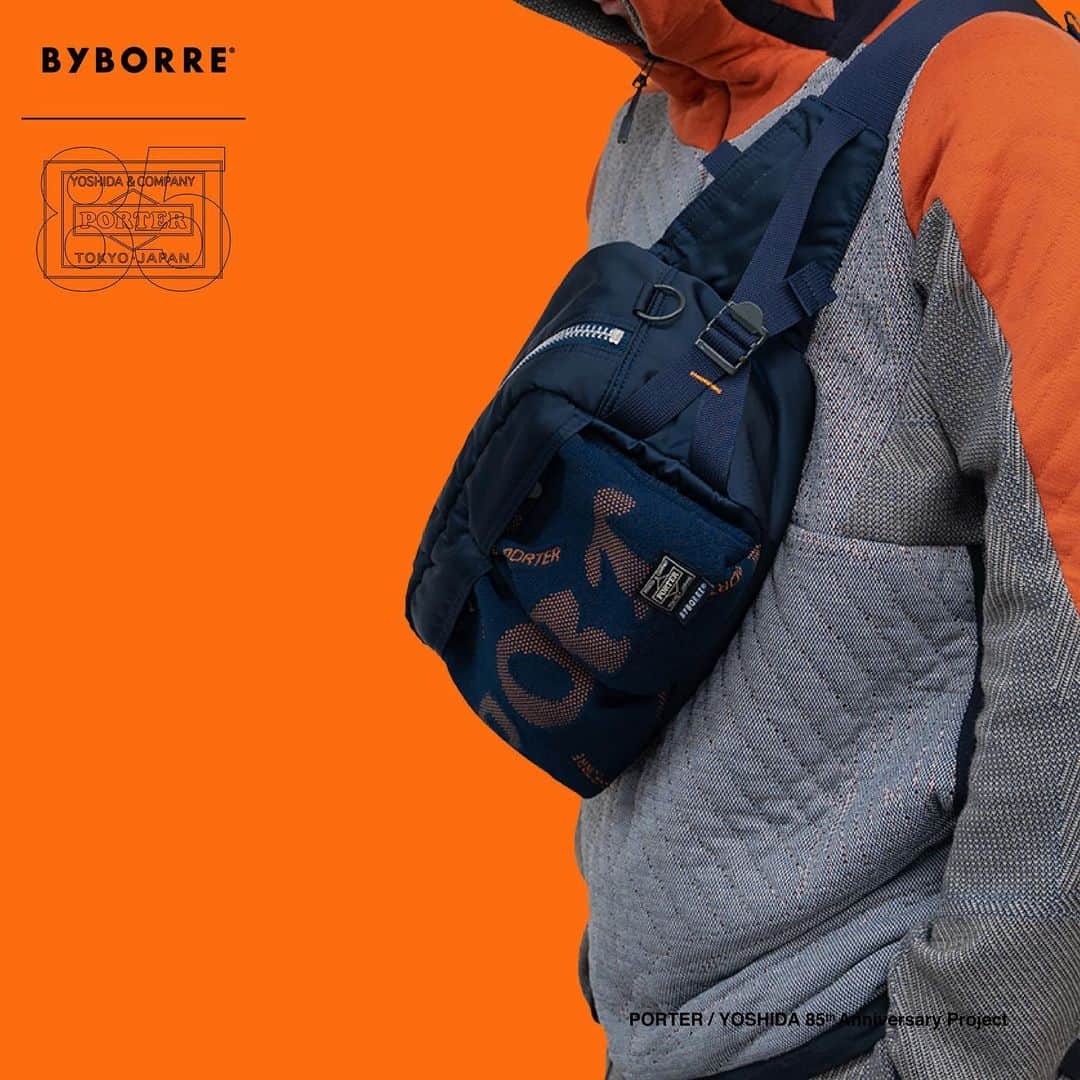 のインスタグラム：「﻿ ﻿ PORTER / YOSHIDA 85th Anniversary Project﻿ いよいよ、PORTER × BYBORREを発売します。﻿ ﻿ 吉田カバン創業85周年を記念し、オランダ・アムステルダムを拠点とするテキスタイルイノベーションスタジオ“BYBORRE（バイボレ）”とコラボレーションしたスペシャルアイテムです。﻿ ﻿ 2010年にBorre Akkersdijk（ボレ・アッケルスダイク）氏によって創業したBYBORREは、最先端の素材開発に取り組み、機能的かつデザイン性の高いニットウェアなどを展開しています。革新的な技術を創造するため、様々なブランドとのコラボレーションやディスカッションを通じてニットの新たな可能性を追求しています。﻿ ﻿ こちらのコラボレーションアイテムは、メイン素材にPORTERオリジナルのナイロンボンディング生地と、BYBORREを象徴するテキスタイルニット「AO3™（Attachment Only 3 Layer）」という再生ポリエステル100%の糸で編まれたサスティナブルなニットを使用しています。﻿ このニット生地はデザイン・糸・配色などを1から創作した完全オリジナルの生地です。「AO3™」は3層構造で表と裏の間のヨコ糸を強く圧縮しているため、ニット生地としては他に類をみない密度と表情豊かなドレープを実現しています。﻿ ﻿ 普段使いしやすい人気の定番アイテムをベースに、男女問わずお使いしていただける6型のラインナップです。ショルダーストラップが付く3型には、この「AO3™」のニット生地を使用した肩パッドが付属します。﻿ ﻿ ALICE PACK﻿ ￥40,000＋tax﻿ W300/H370/170mm﻿ ﻿ 2WAY HELMET BAG﻿ ￥35,000＋tax﻿ W410/W430mm﻿ ﻿ 2WAY SHOULDER BAG﻿ ￥33,000＋tax﻿ W320/H250/D80mm﻿ ﻿ WAIST BAG﻿ ￥21,000＋tax﻿ W270/H170/D130mm﻿ ﻿ VERTICAL SHOULDER BAG﻿ ￥19,000＋tax﻿ W140/H170/D50mm﻿ ﻿ EFFECTS BAG﻿ ￥10,000＋tax﻿ φ170/H150mm﻿ ﻿ 発売日：1月15日（金）﻿ ※吉田カバンオフィシャルオンラインストアはPM12:00から発売します。﻿ ﻿ こちらのアイテムは、PORTER flagship store、PORTER STAND、PORTER EXCHANGE、KURA CHIKA by PORTER、CLOAKROOM by PORTER、POTR、PORTER KOREA、吉田カバンオフィシャルオンラインストア、PORTER Rakuten Fashion店のみでの限定発売です。﻿ ※PORTER Rakuten Fashion店は販売方法が異なります。予めご了承ください。﻿ ﻿ ※完全数量限定につき、在庫がなくなり次第終了となります。﻿ ※当日の状況により止むを得ず販売方法を変更する場合がございます。予めご了承ください。﻿ ﻿ BYBORREのテキスタイルに対する革新的で責任あるクリエーションと、PORTERのモノ作りの精神とこだわりが詰まったスペシャルアイテムです。﻿ ﻿ #yoshidakaban #porter #luggagelabel #porteryoshida #madeinjapan #japan #85thanniversary #heatandsoulintoeverystich #byborre #knit #textile #innovation #Amsterdam #alicepack #helmetbag #shoulderbag #waistbag #effectbag #吉田カバン #ポーター #85周年 #一針入魂 #バイボレ #ニット #テキスタイル」