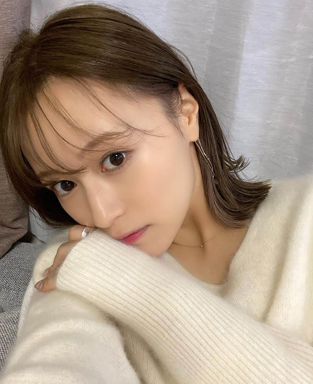 山下愛実（まなみるく）のインスタグラム：「🐣 . このニット毛抜け凄くて2、3回洗濯したら毛だいぶ薄くなったよ。以上 . #セルフィー#メイク#ホワイト#ファッション」