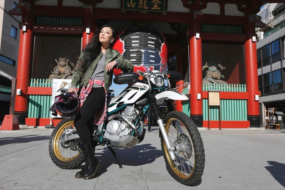 福山理子さんのインスタグラム写真 - (福山理子Instagram)「セロー人  #yamahaserow  #YAMAHAセロー #バイク女子 #下町っ子 #downtowngirl  #江戸っ子 #雷門 #バイク女子 #motercyclegirl  #motercyclelife  #motercyclelover」1月13日 21時14分 - rikofukuyama