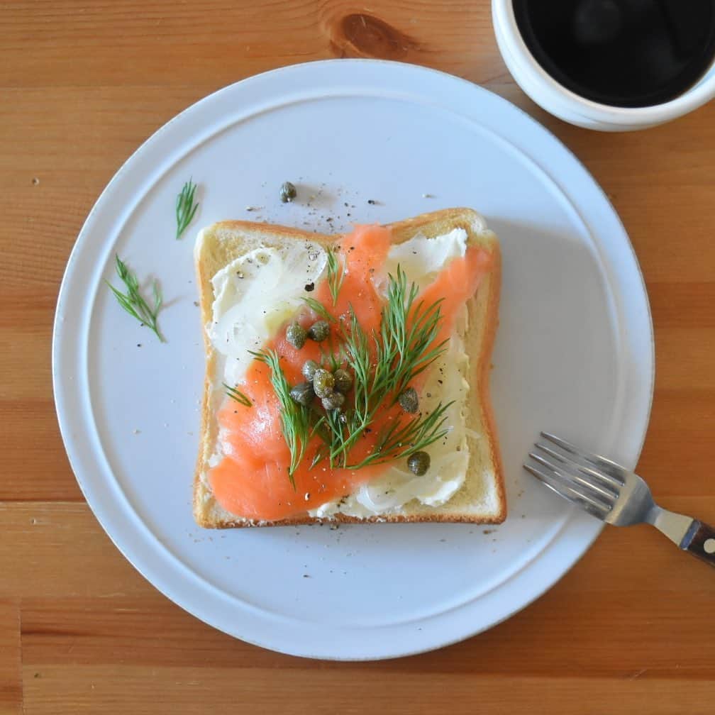 山崎佳のインスタグラム：「Today’s breakfast. クリームチーズとたまねぎのマリネとスモークサーモン。」