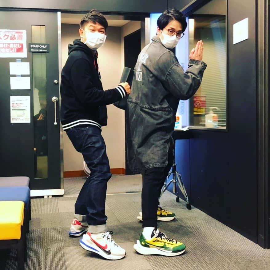 のインスタグラム：「・・ 濱家とスニーカーかぶり ただ 濱家は抽選に当たって定価で購入 わたしゃ抽選に外れて どうしても欲しくてプレ値で購入。。 同じスニーカーなのに値段は倍近くの差😭 なんか知らんけど帰ってから めっちゃメンテナンスしたった」