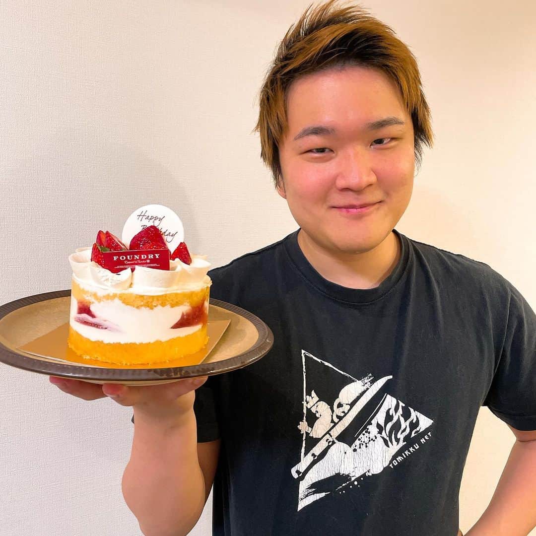 トミックのインスタグラム：「本日31歳になりました🎂  年相応の大人になります🧑  これからもよろしくお願いします🤲  #トミスタj  #トミック　#YouTuber #ルト　#ロゼ　#猫　#ベンガル #猫ケーキ食えんのに狙わないで #誕生日　#ふぁうんどりー」