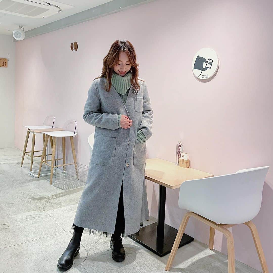 小祝麻里亜のインスタグラム：「ヘリンボーン柄のロングコートを着て😊❄️  ロング丈って温かいし、可愛いから大好き💗みなさんも暖かくお過ごしくださいね✨✨  coat @reliveworthmarket_official   ． ． ．＿＿＿＿＿＿＿＿ #outfit #coordinate #look #RWM #reliveworthmarket #instafashion #셀스타그램 #얼스타그램 #코디 #스타일링 #데일리 #데일리룩 #오오티디  #카페스타그램 #新大久保カフェ #ロウム  #158cmコーデ」