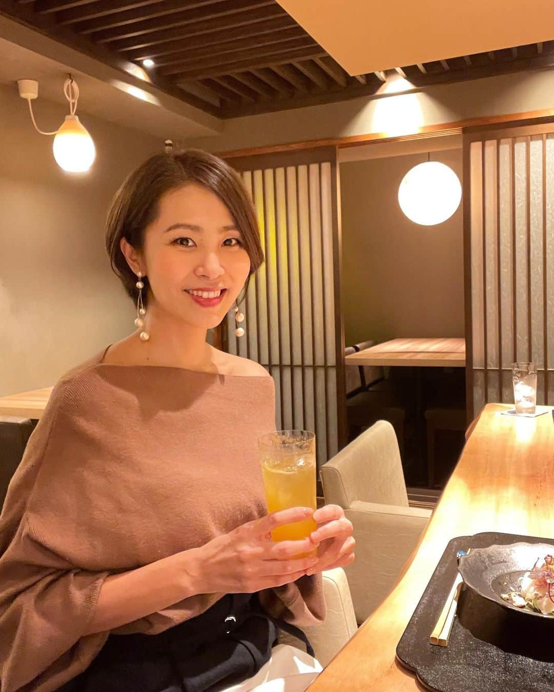 坂元美香さんのインスタグラム写真 - (坂元美香Instagram)「こんばんは😃  今宵は坂元食べて応援企画！  緊急事態宣言が出ても地道にルールに則って 健気に営業しているお店はたくさんあります。 微力であってもできる応援はしたいです。  今日は夕方から銀座の嘉.Yoshiさんへ お食事に行ってきました！ 20時にはお店を出なければならないので 17時スタート！笑  お店は営業時間を15:00-20:00に短縮し 定期的な換気、隣客との距離確保や消毒など 対策を徹底していました。  今日いただいたのは二週間に一度 メニューが変わる新月コース。 折角なので創作和食と一緒に 日本酒のペアリングも楽しんできました😙🍶  最後の炊き込みご飯の味変『ドリップ出汁』が すごく美味しかった〜✨ 焼きあごと秋刀魚のお出汁なんですって！  お一人様好きのわたしとしては、 ここだったら今度一人で来てもいいなぁ✨ と思えるくらい落ち着いた雰囲気でした！  飲食店、今はすごく大変な状況ですが 本当に頑張ってほしいです！  @yoshi.y4325  #銀座嘉yoshi #銀座グルメ #銀座和食  #東京グルメ #日本酒ペアリング #ドリップ出汁 #坂元食べログ #食べて応援」1月13日 21時18分 - mika_saka