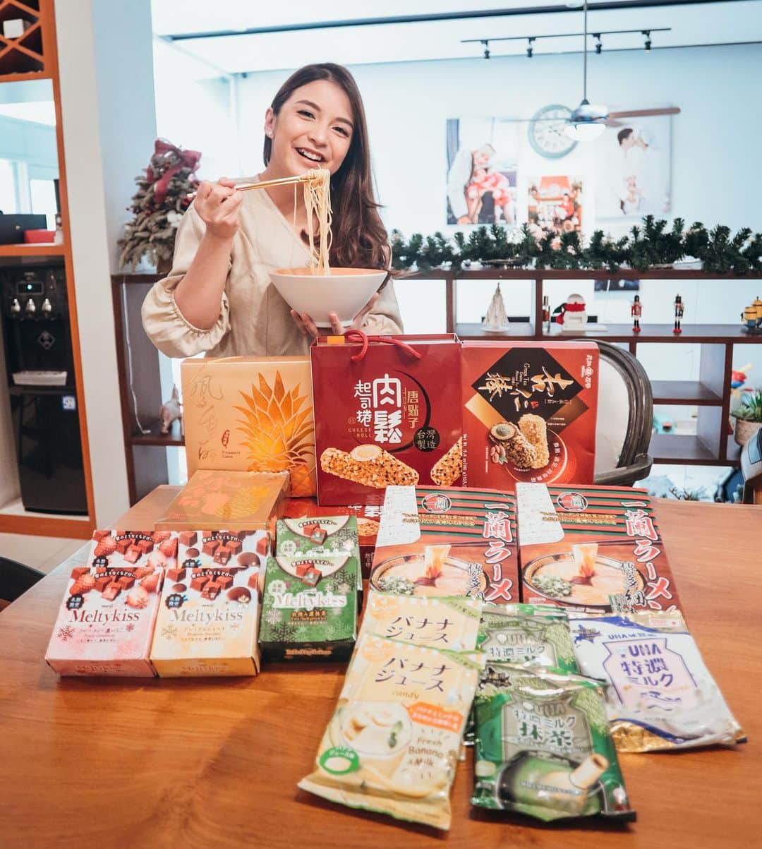 チェルシー・オリビアのインスタグラム：「People who love food are always the best people 😀 . Kangen banget jalan-jalan ke Jepang, kangen disneyland, kangen sama makanan-makanan Jepang, snack-snack Jepang, skincare Jepang. Ini aku ada solusi buat kalian untuk melepas rasa kangen sama makanan, snack dan skincare dari Jepang. Ini dia olshop @bobabunnyshop solusi buat melepaskan rasa kangen aku sama Jepang. Jadi mereka ini Specialist Snack dan Stuffs Jepang dan Taiwan yang buka PO setiap 2 Minggu Sekali lho.. Kalian bisa request snack dan stuffs dari Taiwan maupun Jepang. Yuk dikepoin IG nya @bobabunnyshop 😍 . . . Handled by @iconic_sister」