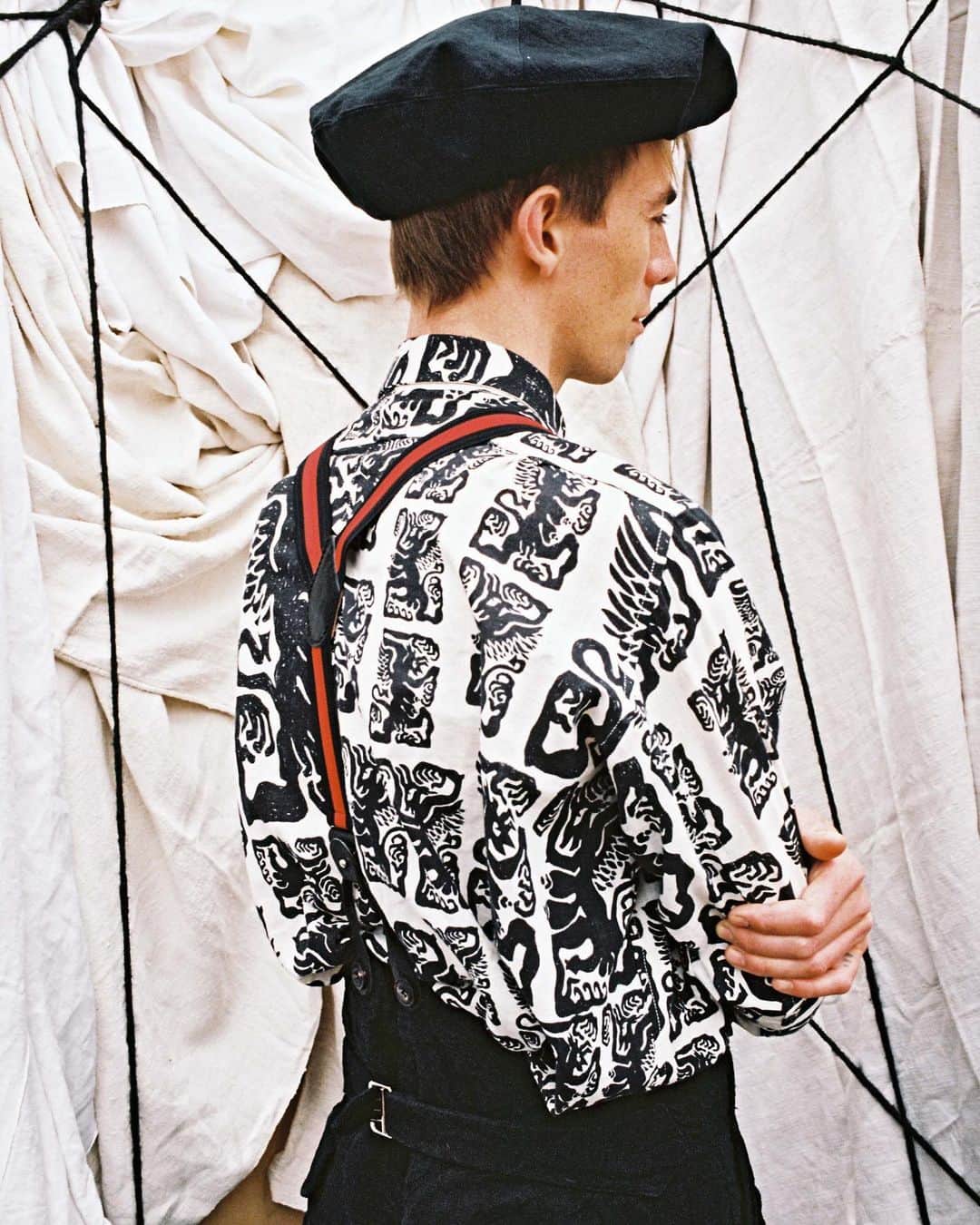 レクレルールのインスタグラム：「JOHN ALEXANDER SKELTON CIX Hemp and Irish linen, antique fabrics, hand whittled wooden toggle fastening...Discover our exclusive selection of @skeltonjohn available at Leclaireur, 10 rue Hérold, Paris📍 Request in DM  Campaign shot by @oscarfosterkane #Leclaireur #LeclaireurHerold #tailoring #craftmanship #johnalexanderskelton #CIX」