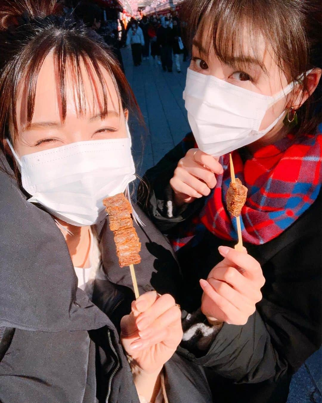 崎本ゆかりさんのインスタグラム写真 - (崎本ゆかりInstagram)「ぬれおかき🍘 眩しくって目が開きませんでしたー 小さい目がさらに小さいww  . #更新率高め  #眩しい#目がない#ぬれおかき#浅草#🍘 #大好きな薫たん#今年もよろしく」1月13日 21時19分 - yukariiiin5