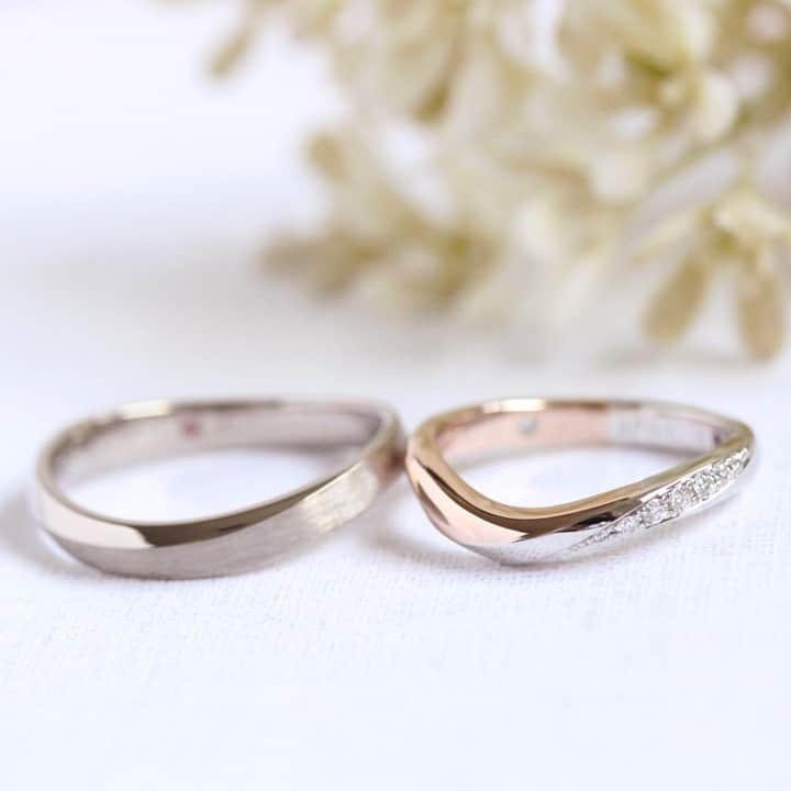 ith / イズ オーダメイド結婚指輪さんのインスタグラム写真 - (ith / イズ オーダメイド結婚指輪Instagram)「それぞれの指にしっくりくる カーブフォルムの指輪を選ばれました。  女性は優雅な雰囲気の カーブの指輪。 華奢な指に合わせて 少し細めにしました。  フォルムが際立つように アーモンド型の彫りで ダイヤモンドをあしらいました。  地金はプラチナとピンクゴールドの 二色でお仕立て。  男性の指輪は、 伸びやかな一周のラインと S字カーブが特徴です。  違うデザインの指輪ですが、 並べるとペア感のある お二人ならではのひと組になりました。  ▽ 指輪について 結婚指輪(男性)：ヴィバーチェ K18 ：126,000円〜  結婚指輪(女性)：グラーヴェ Pt900/K18PG：203,000円〜  公式ハッシュタグ🤳✨ #イズマリッジ  【オンラインサポートOPEN】 お二人それぞれのご自宅にいながら 指輪のオーダーメイドができる、 ithのオンライン相談もご活用ください💻 ご試着最多6点まで、レンタル可能です💍  #マリッジリング #エンゲージリング #結婚指輪 #婚約指輪 #カスタマイズ #指輪 #ダイヤモンドリング #婚約 #プレ花嫁 #ナチュラルウェディング #結婚指輪探し #指輪選び #指輪探し #結婚指輪選び #ペアリング #プロポーズ #特別感　 #オーダーメイドリング #結婚指輪オーダー #ゴールドリング #パーソナライズ #結婚準備 #花嫁  #2021春婚 #2021夏婚 #2021秋婚」1月13日 21時20分 - ith_marriage