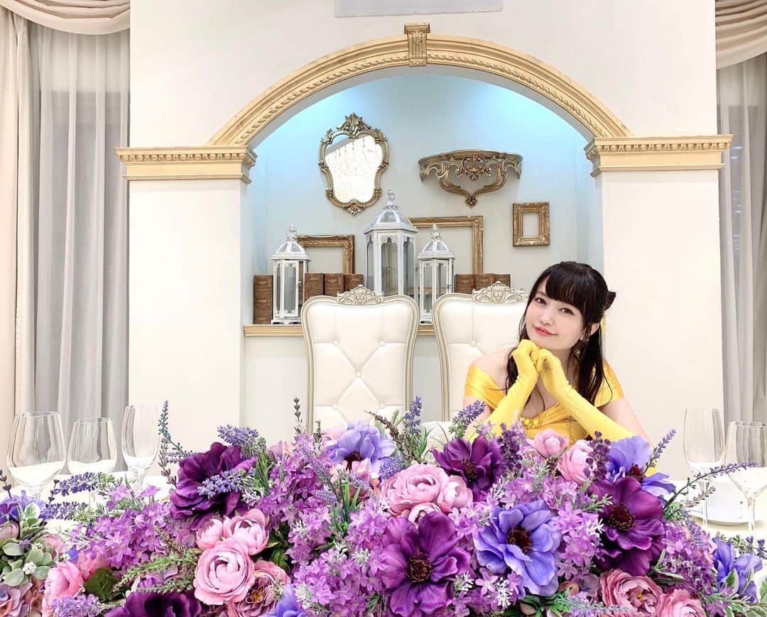 のインスタグラム：「🏵🏵🏵🏵﻿ ﻿ ベルのドレスで、﻿ 披露宴会場の高砂でも撮影していただいた❤️﻿ ﻿ そして美女と野獣の物語にも出てくる﻿ 大階段✨🌹👸🦁﻿ ﻿ 実写版の映画「美女と野獣」﻿ 久しぶりに観たいなぁ💕﻿ ﻿ ﻿ #カサデアンジェラ青山#結婚式場#披露宴会場#ベルドレス#ベル仮装#ドレス#高砂装飾#美女と野獣#beautyandbeast#wedding_mari」