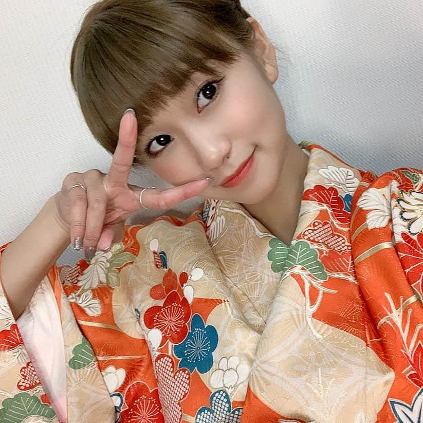 ななせ結衣のインスタグラム：「ストーリーでの挨拶のみで 投稿では遅くなってしまいました😫 . 昨年は沢山の応援ありがとうございました🥺  今年もよろしくお願い致します🥰  . 今年は ・貯金する ・ちゃんと掃除する ・女子力を高める といういかにも26歳がたてる目標では　 ないようなことが目標です。笑笑  . . でも大人だからね有言実行しますよ🎊 .  #ななせ結衣 #2021 #新年  #着物 #japan #japanfashion  #옷  #グラビア」