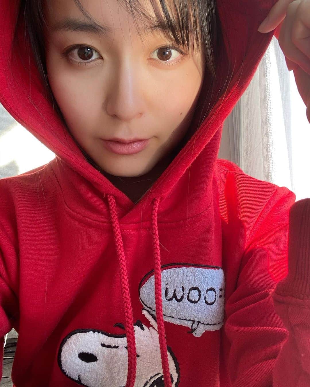 岩間恵さんのインスタグラム写真 - (岩間恵Instagram)「お部屋じかん⏰  先日ブログにも書きましたが、 ICL手術後、今はもう目に違和感はなく メイクもできるようになり 朝起きた瞬間からクリアな世界が広がっています...!  来週の検診が終わったら動画まとめますね🌿  #パーカーはスヌーピー #赤ずきん風 #夫が大のスヌーピー好きで #スヌーピータウンショップ で買ったみたい🐶」1月13日 21時22分 - iwamame