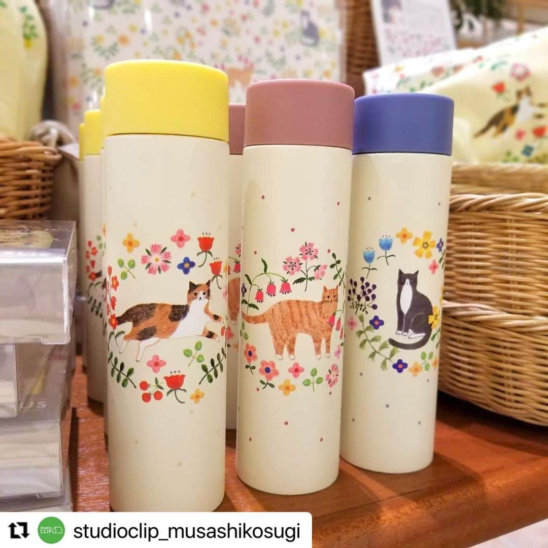 布川愛子さんのインスタグラム写真 - (布川愛子Instagram)「🐈👱‍♀️🪐🐶🌞👦🌈🐕☘️👩🌷🐱🌸 #Repost @studioclip_musashikosugi with @make_repost ・・・ 【FUNSUS】﻿ ﻿ 「明日も、たのしいといいな」を合言葉にstudio CLIPはサスティナビリティへの取り組み“FUNSUS(ファンサス)”を行っております🌱﻿﻿ ﻿﻿ 明日から﻿ 新しい「FUNSUS」がスタート✨﻿﻿ 人間と動物が楽しく暮らせる毎日にしたいという願いを込めて…﻿ ﻿ 対象商品を購入していただくと﻿ 動物保護団体(アニマル・ドネーション)を通して﻿ 商品一点につき10円が寄付されます﻿ ﻿ "いつもの通り道"をテーマに﻿ イラストレーター布川愛子さんが描く﻿ かわいい猫のイラストがポイント🐈﻿ ﻿ カラフルなお花と猫のイラストで﻿ 春を先取りしてみませんか🌷﻿ ﻿ ﻿ ===﻿ ﻿ ﻿ FUNSUSとは「日常の中で感じるたのしさをいつまでも残したい」という願いを込めた﻿ studio CLIP独自のサステナビリティに対する取り組みです﻿ ﻿ ===﻿ ﻿ ■アニマル・ドネーション■﻿ 「キモチをカタチに」﻿ 動物福祉でも、他の分野でも、多くの方々が想いを行動にして社会づくりに貢献していける。そんな豊かな気持ちを育める寄付文化の構築をアニマル・ドネーションは目指しています。﻿ ﻿ ■布川愛子（ふかわあいこ）■﻿ 神奈川県出身。2005年東京芸術大学美術学部デザイン卒業。広告、書籍装画、ステーショナリー、雑誌、絵本などを中心に活動。海外のクライアントワークも手掛けています。﻿ ﻿ ﻿ ﻿ ﻿ #studioclip#スタディオクリップ#スタジオじゃないよスタディオだよ#グランツリー武蔵小杉#布川愛子#アニマルドネーション#猫グッズ#クッション#ポーチ#リース#スリッパ#ちょうど良い暮らし#おうち時間#わたしのおうち時間#funsus#保護ネコ#保護犬#いぬいぬクリップ#ねこねこクリップ」1月13日 21時33分 - aikofukawa