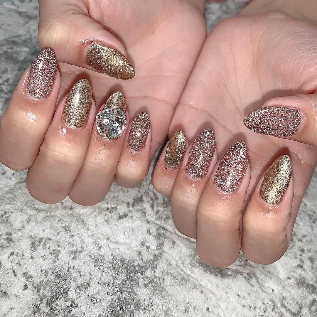 あゆかのインスタグラム：「NEWネイル💅💅💅 毎回毎回キランキラン✨ いつもかわいくしてくれて ありがとー💓 . 最近マグネットかフラッシュネイル しかやってないww 今回はゴールドのマグネットに まぜまぜしたフラッシュネイルにした💓 #フラッシュネイル#マグネットネイル  #ゴールドマグネットネイル   .  .  #千葉キャバクラ#千葉富士見キャバ嬢#千葉富士見町キャバ嬢#千葉富士見キャバクラ#arドレス#ジュエルズドレス#オンラインキャバクラ#ファッション好きな人と繋がりたい#ヘアメイク#お家スタイル#息してる？#followｍe4 #follow4like#followtrain」