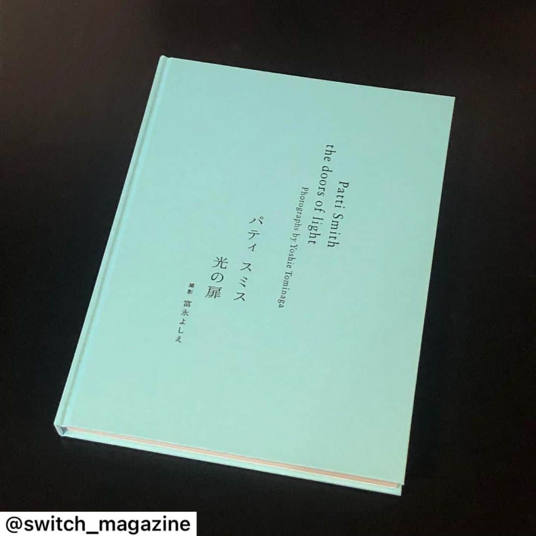 新井敏記のインスタグラム：「【パティ・スミス写真集『the doors of light』1月30日発売】写真集の見本が到着。この度写真家・富永よしえがパティ・スミスを15年間にわたり撮り続けた記録が1冊の写真集として発売されます。伝説的なフジロックでのライブフォトからニューヨークのプライベートな姿まで。ありのままで飾らないパティ・スミスと、その背中を追い続けた写真家富永よしえの情熱がここに。数量限定、富永よしえサイン入り六切りオリジナルプリント付きでのお届けです。ご予約・詳細はスイッチWEBより。 . #pattismith #パティスミス @thisispattismith #富永よしえ @tominaga_yoshie #写真集 #switch_magazine」