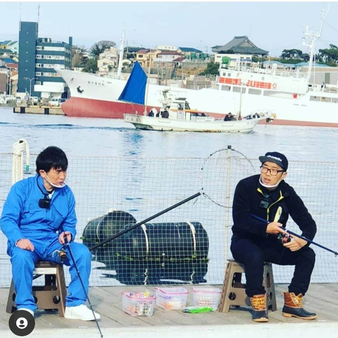 鈴木拓のインスタグラム：「濱口さんと釣りをしております。  はねるのトびらのことめちゃイケのことをお話させていただいております！  濱口さんのYouTube。  見てください。」