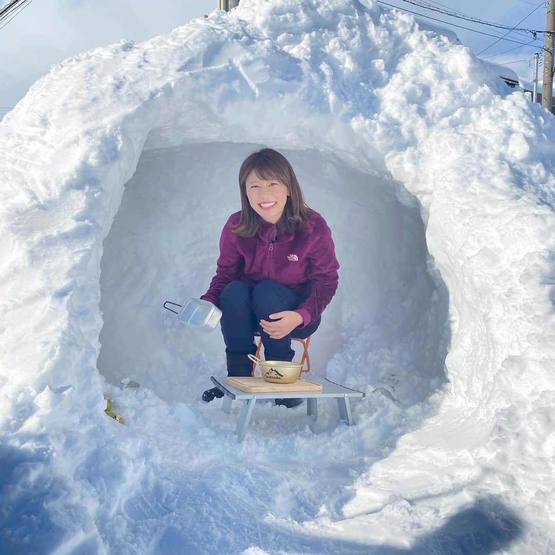 河谷麻瑚さんのインスタグラム写真 - (河谷麻瑚Instagram)「. 『そうだ！雪でかまくらを作って キャンプしよう！🔥🏕』 . 車に積もった雪を降ろして、 空きスペースに雪の山を作り、 掘って掘って掘りまくって かまくらを作りましたー😍❤️ なかなか立派なかまくらですよね？🤩 . かまくらの中は意外と暖かくて、快適🤩 メスティンでアヒージョを作ったり、 ラーメンを食べたり😍😍 . キャンプ場に行かなくても キャンプ気分が味わえました❤️❤️ . 非日常の空間に興奮しすぎて、 午後2時から夕方まで かまくらで過ごしました🤗笑笑　 楽しかったーー😝💓 . どんな時でも楽しむ気持ち、 大切ですね🤗 #雪#大雪#雪中キャンプ#かまくら#キャンプ#キャンプ女子#ラーメン#メスティン#キャンプ飯#石川テレビ#アナウンサー#河谷麻瑚」1月13日 21時34分 - makokawatani