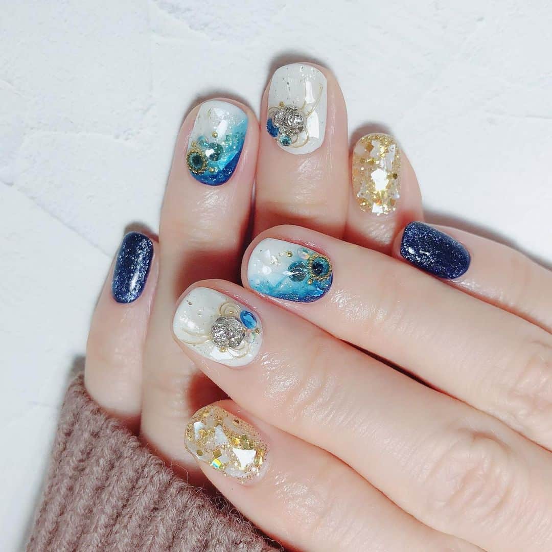 なかやまちえこのインスタグラム：「Blue ×White💫⠀ ⠀ （デザインはお伝え頂いて😌🙏）⠀ #nail #nails #nailart #ネイル #美甲 #ネイルアート  #japanesenailart #manucure #japanesenails #manicurist #gelnails #أظافر #네일아트 #미용 #vẽmóng #ngườiđẹp  #เพ้นท์เล็บ #искусствоногтя #artedeuñas #เพ้นท์เล็บเจล #ジェルネイルデザイン #ネイルデザイン #senikuku #nagelkunst #whitenails #bluenails #桜咲千依 さん @ousakichiyo」