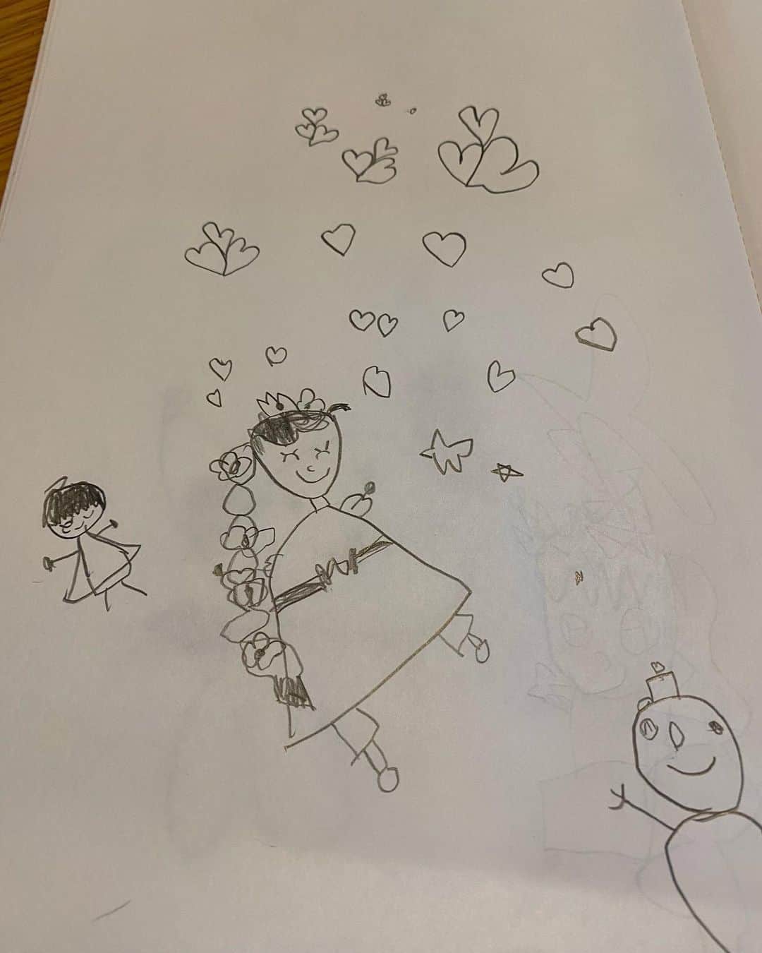 蒼井里紗のインスタグラム：「娘の書いた絵。  可愛い！  #5歳児  #子どものお絵かき  #3人育児奮闘中  #5歳娘」