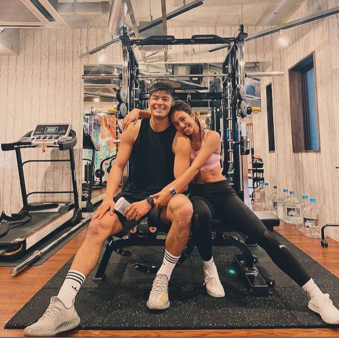 Megha Shrestha のインスタグラム：「#江ノ島デート🌴 前から何度か行かせていただいてる @fitbays.enoshima.gym で念願のジムデート✨　 パーソナルでのトレーニングは別で鍛えて最後は二人揃ってTRX⚡️3日経った今も筋肉痛なうです😂  もう夏に向けて二人で気合い入りまくり🔥 @booty_haaarusu さんのケツトレ、燃えすぎました🍑　お尻取れると思った😂⚡️ それプラス今年は20代後半に差し掛かり、お腹周りについた脂肪全力で無くします✨  みんな一緒に頑張りましょ😣！ @fitbays.enoshima.gym  手ぶらで行けて、入会縛りもないのですごく通いやすい☀️無料体験受け付け中見たいですよ✨ 晴れたで夕日も見れて最高に充実した日になりました♡  @yazaoi もっと頑張ろうね🐥💕  @booty_haaarusu @noguchi_kazuma ありがとございました♡また来週も行きたいなぁ〜✨  #gymdate #worout #pairtranning #couplegym #fun #enjoy #fyp #gymday #enoshimagym #sunset #ジムデート#江ノ島デート#pumagirl」