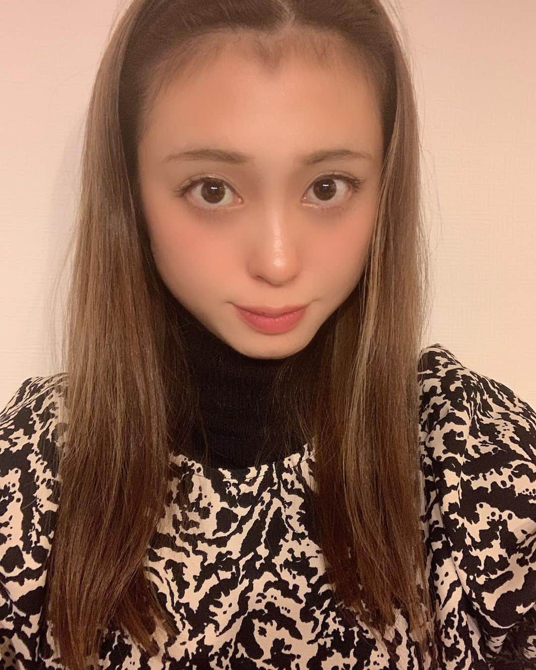 大川藍のインスタグラム：「２０２１ あけました  #肌#綺麗#したい #美容院#行きたい #爆買い#したい #息子#最近 #怒る#目を逸らして#誤魔化す #2021#とにかく#息子#元気 #1日#1日#楽しく」