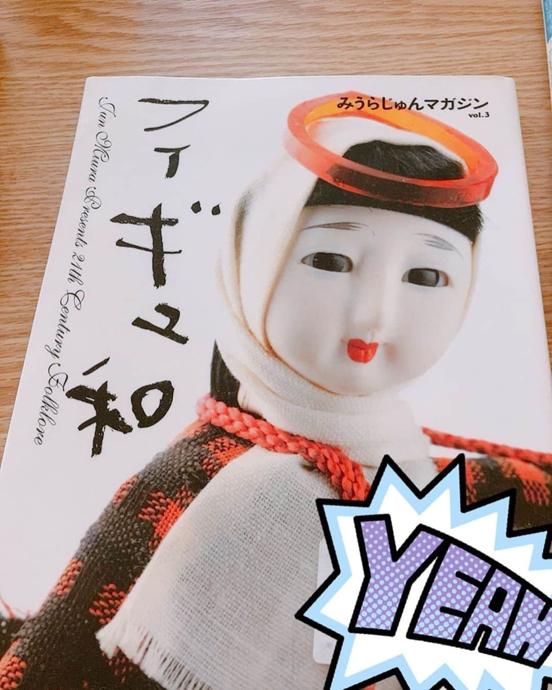 上地春奈さんのインスタグラム写真 - (上地春奈Instagram)「2021年1月13日 21:33 ☆読んだ本シリーズ☆ テーマ：ブログ 本読み大好きなんだけど、すぐ忘れて、同じ本を借りてしまうからさ、😂🤣🏋️‍♂️  ボケ対策にもなる読んだ本シリーズまた書こうね😂🤣🙏  #正しいブスのほめ方 #トキオ・ナレッジ　さん  タイトルの通り、色んな人への褒め方が、描いてあるんだけど、口が悪くて、ズバズバ言うから、面白くて、声出して笑ってしまった本😂  #トキオ・ナレッジ さん初めて知ったけど、でぇーじ面白いから他の本も読んでみようと思った😆🎶  そして、こちらは、大好きな❤️みうらじゅんさんの本🤣✨  #みうらじゅん　さんの #フィギュ和  みうらじゅんさんのフィギュアのコレクション集。  みうらじゅんさんの、変なものを色々見つけるセンスと言葉のセンスが面白くて大好き❤️🤣😂❤️  正直この中にあるもの、1つも要らない😂🤣  サスペンスとかファンタジーとかも面白いけど、声出して笑える本もサイコー🎶  オススメしてくれた本、図書館先生で借りれたので、読んだらまた書くさーね😊❤️  教えてくれてありがとうごぜーます😊💕🙏  #上地春奈 ＃難しい漢字は飛ばして読む #本大好き #図書館先生カムサハムニダ #鬼除菌シートで拭いて #紙に包んで本読みする女  #すーみもいいね！も コメント💕ありがとうねぇ🤸‍♂️⤴︎🎶❤️💕」1月13日 21時38分 - uechi_haruna