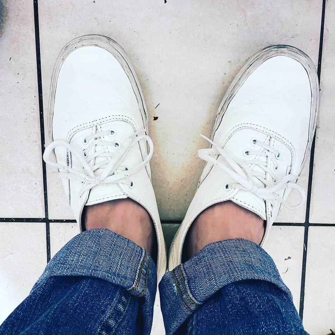 エンドウリョウのインスタグラム：「VANS ERA スニーカーは何足か持っていますが、白は唯一この一足だけなんですよね。 レザー素材が良くて買いましたけど、春から夏の期間要員。 早く冬終わらないかなー。  THEME: 白 No.4  #9セレクト #レルエ #紫 #聞いてね #vans   ********* 新曲「紫」のリリース企画、9枚の写真を集めた「9セレクト」企画が好評だったため、シリーズ化しました👀  テーマに沿って集めた写真を3日ごとに投稿します。今月のテーマは「白」です。 お楽しみに👏🏻👏🏻👏🏻 *********」