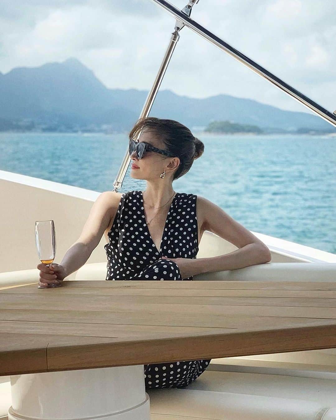 里海のインスタグラム：「チョット私じゃない感じに見える🧐 (なんかかっこつけてる…😠)  海風は、髪がすぐにいたんでしまうので 早く @rrsalon_  で、トリートメントを、してもらいに いかなくては、いけません😉😉  連絡してみよう♫っと  名前は里海だけど、海はいつも怖いなっと、 想像してゾクゾクしてしまいます。  #トリートメント　#美髪」