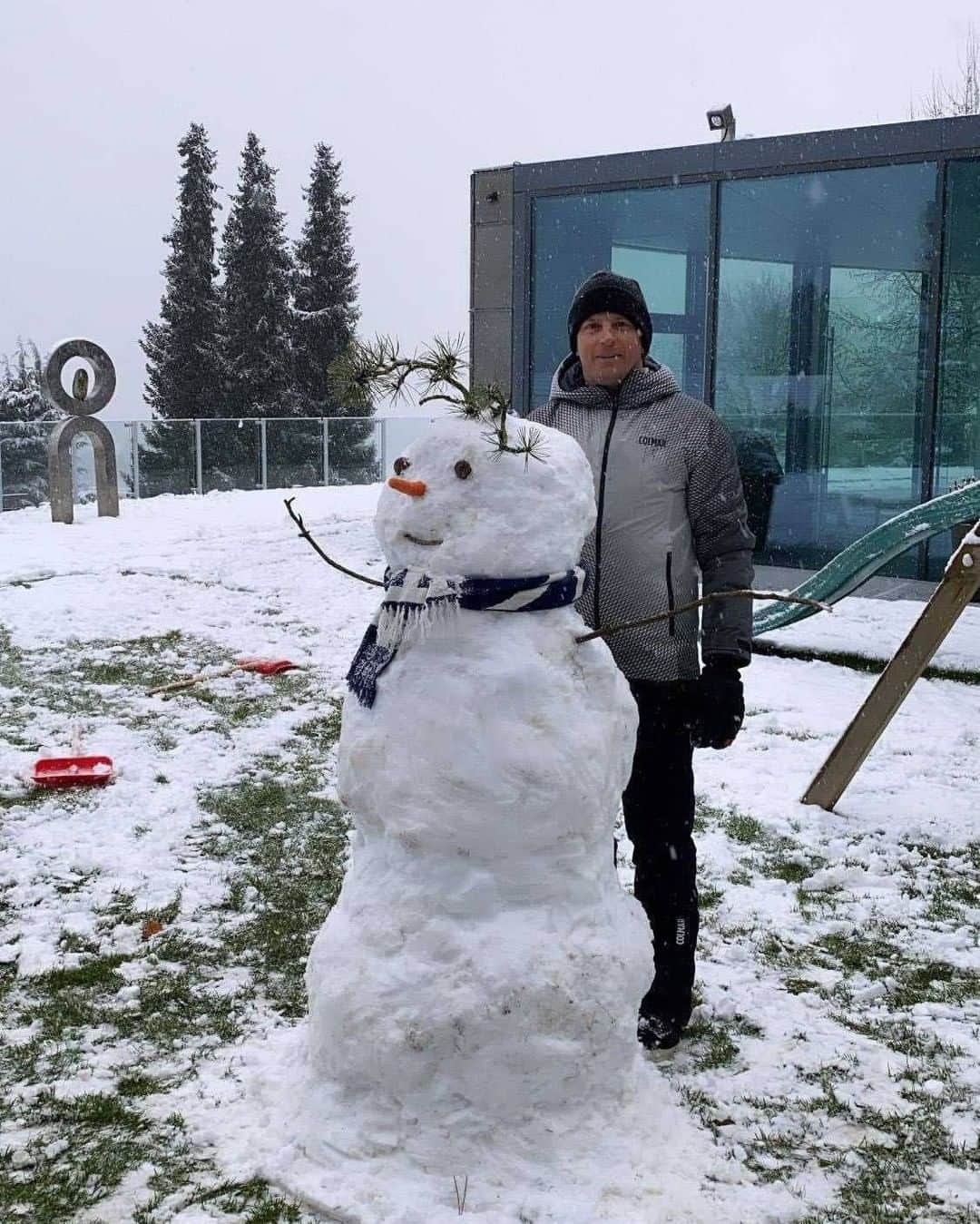 F1さんのインスタグラム写真 - (F1Instagram)「One of the coolest, iciest guys around... and a snowman too 😎⛄️❄️  📸 #Repost x @kimimatiasraikkonen   #F1 #Formula1 #Iceman #Snowman #WhatsCoolerThanBeingCool」1月13日 21時46分 - f1