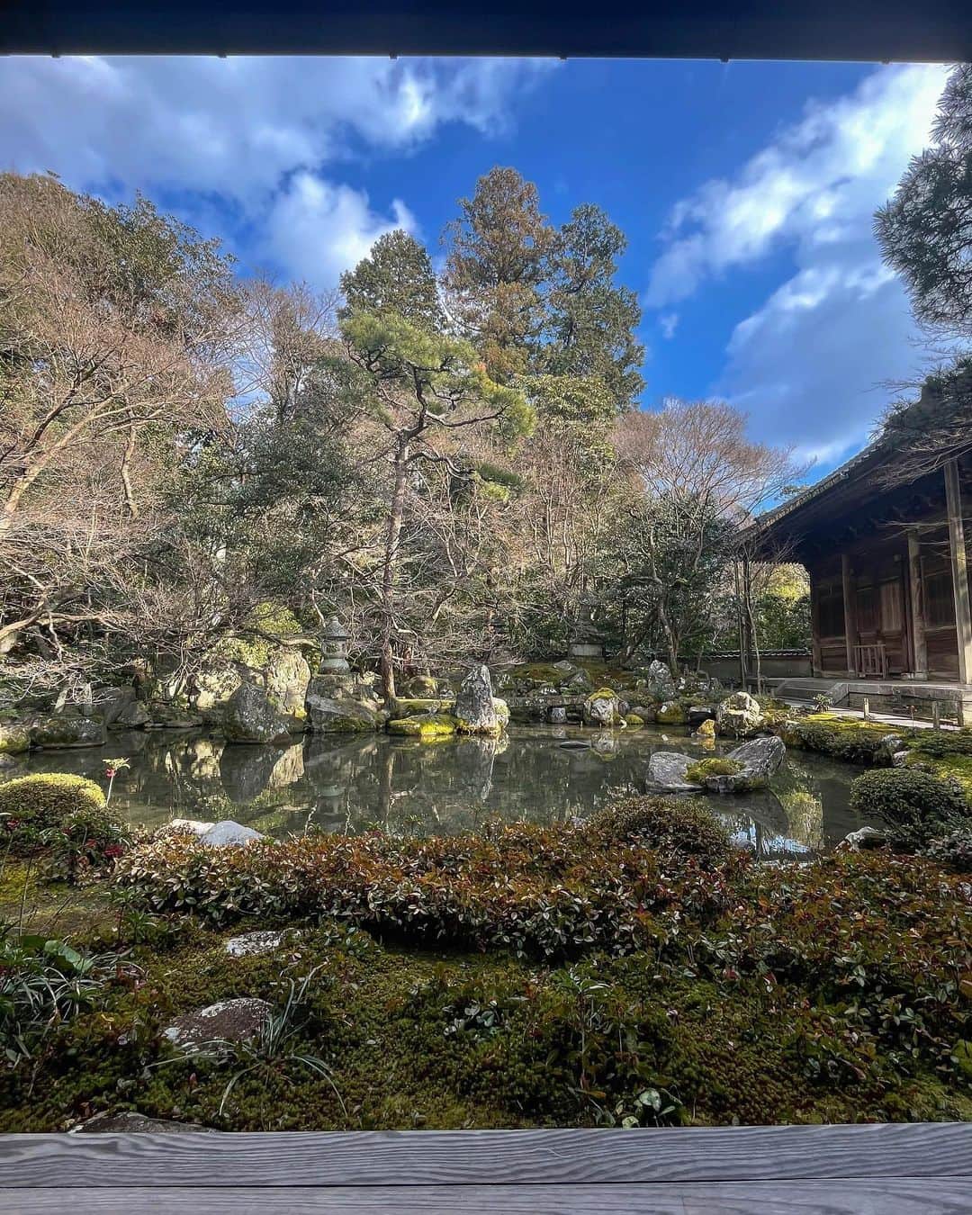 山口淳一のインスタグラム：「Super silent Kyoto.2021 Winter 緊急事態宣言発令から今年もスタート。 始まりの後には必ず終わりがある。 未来を見据えて前進あるのみ。 誰もいない場所で、マスク外して自然の匂いを嗅ぐのが最近の趣味。 — #japan #kyoto #nature #green #sky #日本 #京都 #自然」