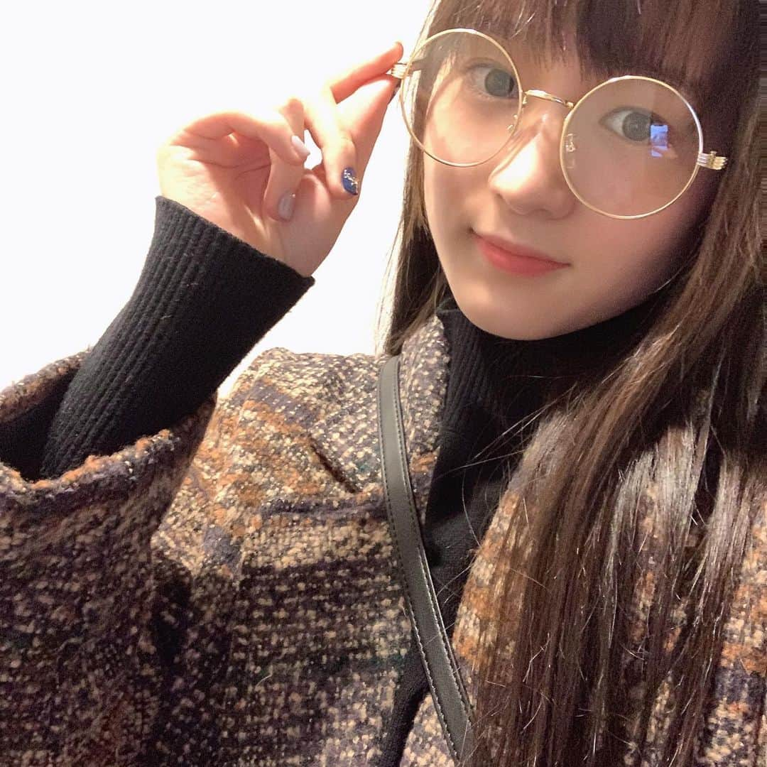 石田結耶のインスタグラム：「. レンズに携帯が写ってる🤭」