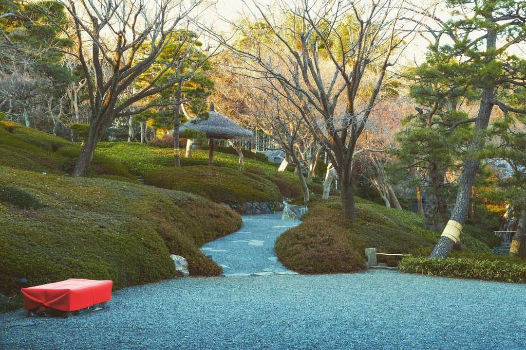 八芳園さんのインスタグラム写真 - (八芳園Instagram)「今年のバレンタインは、大切な方へ、 日本の季節の味を贈りませんか。 . 日本全国のよい土から育った、 旬の食材とチョコレートがとけ合い、 生まれた「kiki-季季-」。 . 季節がめぐり、 惹きつけ合うように出合うおいしさ。 . 大切な方のことを想いながら ぴったりのフレーバーをお選びください。 . オンラインやポップアップストア、 八芳園本館の「kiki SHOP」でもお買い求めいただけます。 . . 【kiki-季季- 公式オンライン販売】 ・楽天市場：https://www.rakuten.ne.jp/gold/happoen/ ・ぐるすぐり：https://gurusuguri.com/shop/happoen-kiki/ . 【kiki-季季-ポップアップストア 開催スケジュール】 [東京] ・小田急百貨店 新宿店〈本館11階〉：1月23日（土）～2月14日（日） ・大丸東京店〈11階催事場〉：1月28日（木）～2月14日（日） ・六本木ヒルズ〈ヒルサイト2階ヒルズボックス〉：１月29日（金）～2月14日（日） ・銀座三越〈地下2階洋菓子GINZAステージ〉：2月4日（木）～2月14日（日） . [静岡] ・静岡伊勢丹〈8階大催事場・プロモーションスペースI〉：1月27日（水）～2月14日（日） . @chocolate.kiki  . . #八芳園 #結婚式場 #日本庭園 . #バレンタイン #チョコレート #バレンタインデー #チョコ #🍫 #バレンタインチョコ  . #東京観光 #東京カメラ部 #カメラ好きな人と繋がりたい #写真好きな人と繋がりたい #ファインダー越しの私の世界 #その瞬間に物語を #風景写真 . #和装結婚式 #式場探し #プレ花嫁さんと繋がりたい . #japanesegarden #tokyotrip #forbestravelguide #japan_of_insta #bestphoto_japan #instravel #team_jp_ #japantravel #jp_mood #jp_views #ig_japan」1月13日 22時00分 - happoen