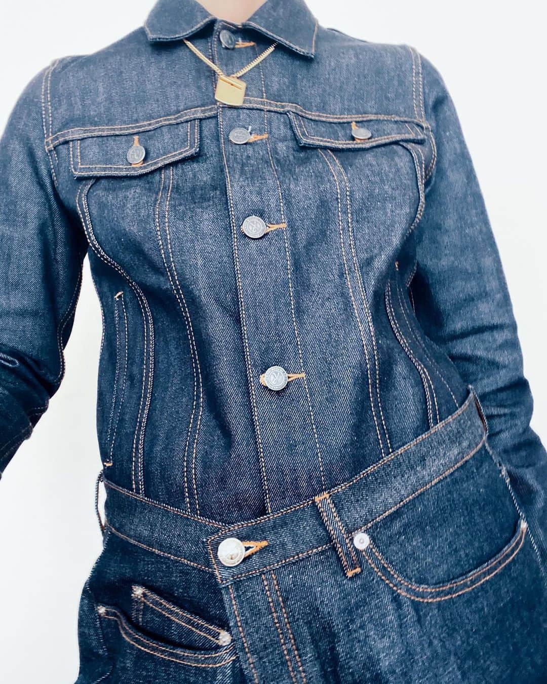 アーペーセーのインスタグラム：「A.P.C. DENIM ⠀ ⠀ Suzanne is wearing the Brandy jacket, the the New Standard and the Louison necklace available in silver. ⠀ ⠀ Creative direction and styling : Suzanne Koller⠀ ⠀ Available in stores and at apc.fr⠀ ⠀ #APC #APCDenim #Madeathome」