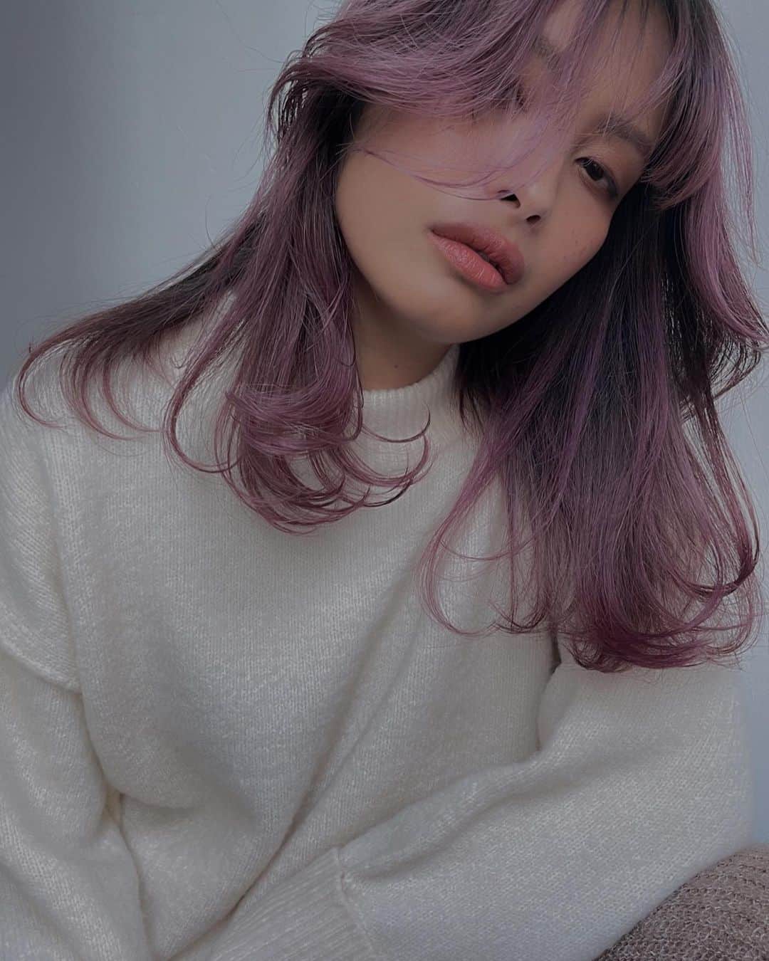 島野ミキのインスタグラム：「・ ・ hair… @redeal_hair / @hanpen_redeal_0815  何十年か振りに前髪作った。 カラーも思い切ってみてイメチェン。 はんぺんさんさすがっす。 ・ ・ #HARE#ヘアカラー#color#カラー#violet#サロンモデル#サロモ#外国人風カラー#外国人風ヘアー#外国人モデル#model#モデル#モデル募集#SS#春カラー#大宮#redeal#ハーフ#ハーフモデル#セミロング#サロン#shooting#ピンク#pink#ピンクヘアー#ピンクカラー」