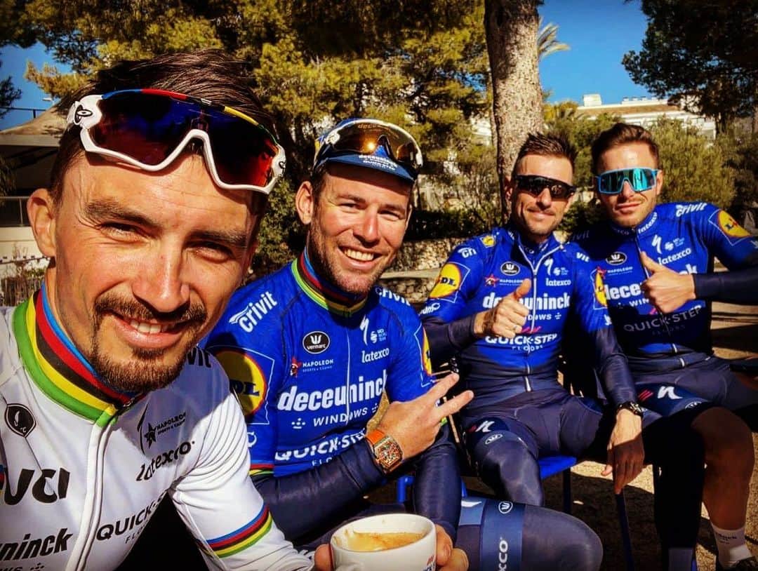 マーク・カヴェンディッシュのインスタグラム：「Brushing up on my French with this lot. Ou est la plage? #cycling #cyclist #cyclists #procycling #french #trainingcamp」