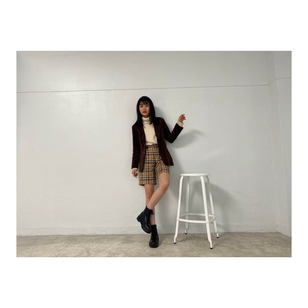 湊胡遥のインスタグラム：「・ 私服〜☺︎ 最近はタートルネックとハーフパンツにハマってるのっ ジャケットとハーフパンツは古着です！ ブランドはタグ付けしてます＾＾ (ジャケット→KINJI  ハーフパンツ→西海岸  どちらも古着屋さんです！おすすめ〜)  それでは、少し早めのおやすみなさい♥」