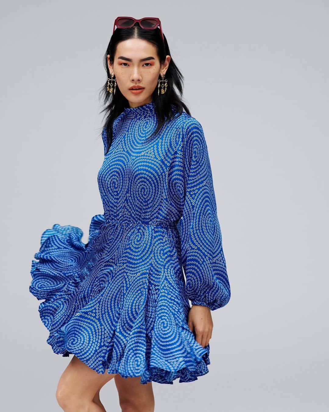 The Outnetのインスタグラム：「Do a little twirl in a dress with a lot of swirl, courtesy of @shoprhode 💙  Shop all your favorite Instagram looks, just visit the link in bio」