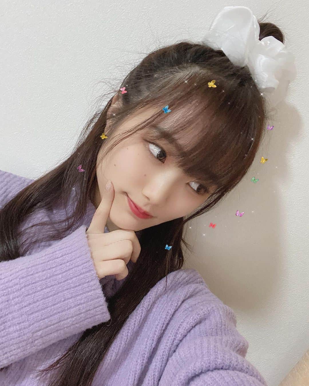 石川花音のインスタグラム：「latticeの白シュシュ手に入れました☺️ 小さい頃流行ってたシュシュブームが最近また来てて嬉しい🥲💓  #シュシュ #へああれんじ #ハーフアップお団子 #lattice #latticeヘアアレンジ #ポニシュシュもしたいね」