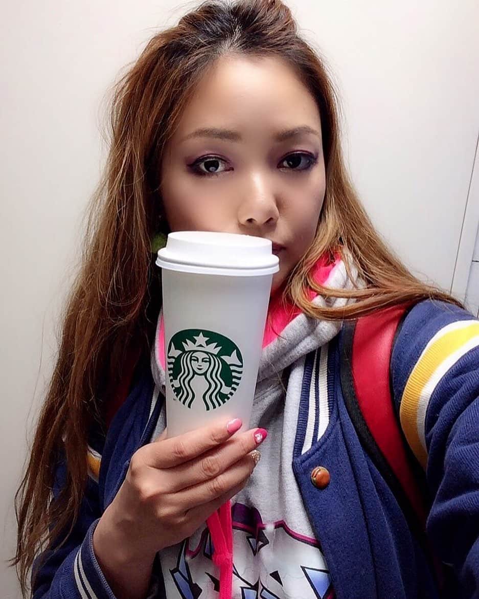 Dance MANAのインスタグラム：「🌙TOKYO PARTY TIME🌙  ダンサー大募集中🌈🦋 @tokyopartytime_japanesedancers 💓✨ DMよりプロフィールお待ちしております💖🤍  —- 🌙MANA🌙  スタジオレッスン、オンラインレッスン💃どちらも選べるスタイル。 なので、全国どこからでもMANAレッスンの受講が可能となっています💖  最善に近い策を自分なりにとりながら、新しいアイディアとアイデンティティを生み出していきます🌈🦋考えることが大好物💓  💚アメブロ💚 @Dancer MANA  🦖BIGO LIVE🦖 @dancer🌈🦋MANA   #dancer #choreographer #ダンサー #スタバ #間違えてグランデサイズ 😂🤣🤣🤟ww #fashion #longhair #adidas #rodeocrowns #bigolive #ビゴ #ライブ配信 #liver」